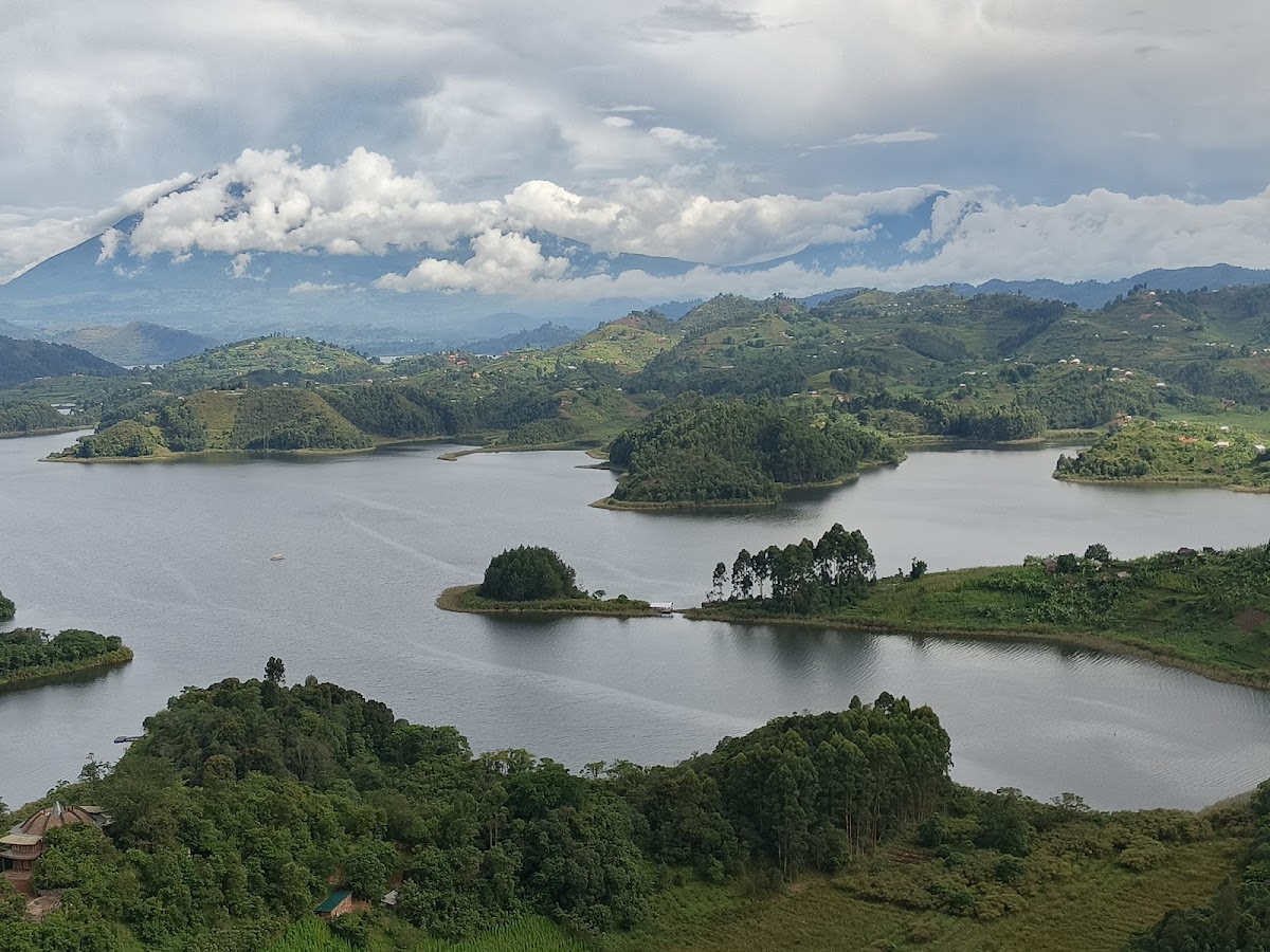 BRUCE THE GUIDE — tour operator in Lake mutanda, Uganda – photo 2